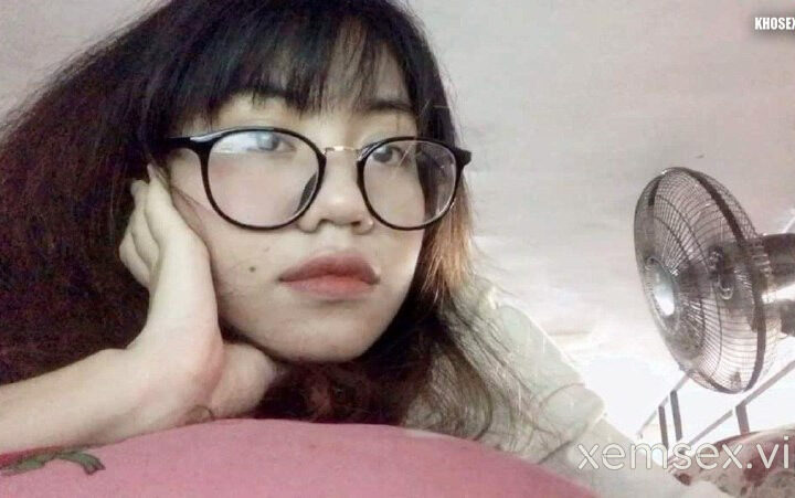 Ảnh 3 của Đặng Xuân Thảo 2k3 em sinh viên kính cận lộ clip sex địt nhau cùng bạn trai (Full Clip + Pic)